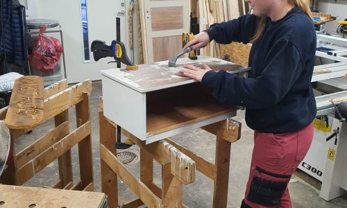 Möbelrenovering och möbelmontering